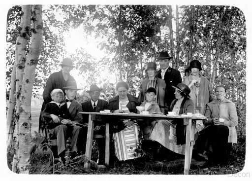 1923 Gruppbild Kafferep utomhus.jpg - Foto från 1923 från vänster: Hildur och Knut Sjöberg md sonen Stig i knät, Bengt Vikberg ( lantmätare son ), Matilda Adolfsson, Bo-Erik, Berta och Sigge Åkre, Berta Lundholm ( gift Larsson och hushållerska hos Lantmätare Vikberg ). Lisa Viktorin, och Henrika Lundström ( tant Lundström ).